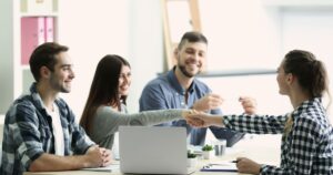 Familia revisando documentos de sucesión para reclamar herencia en Colombia